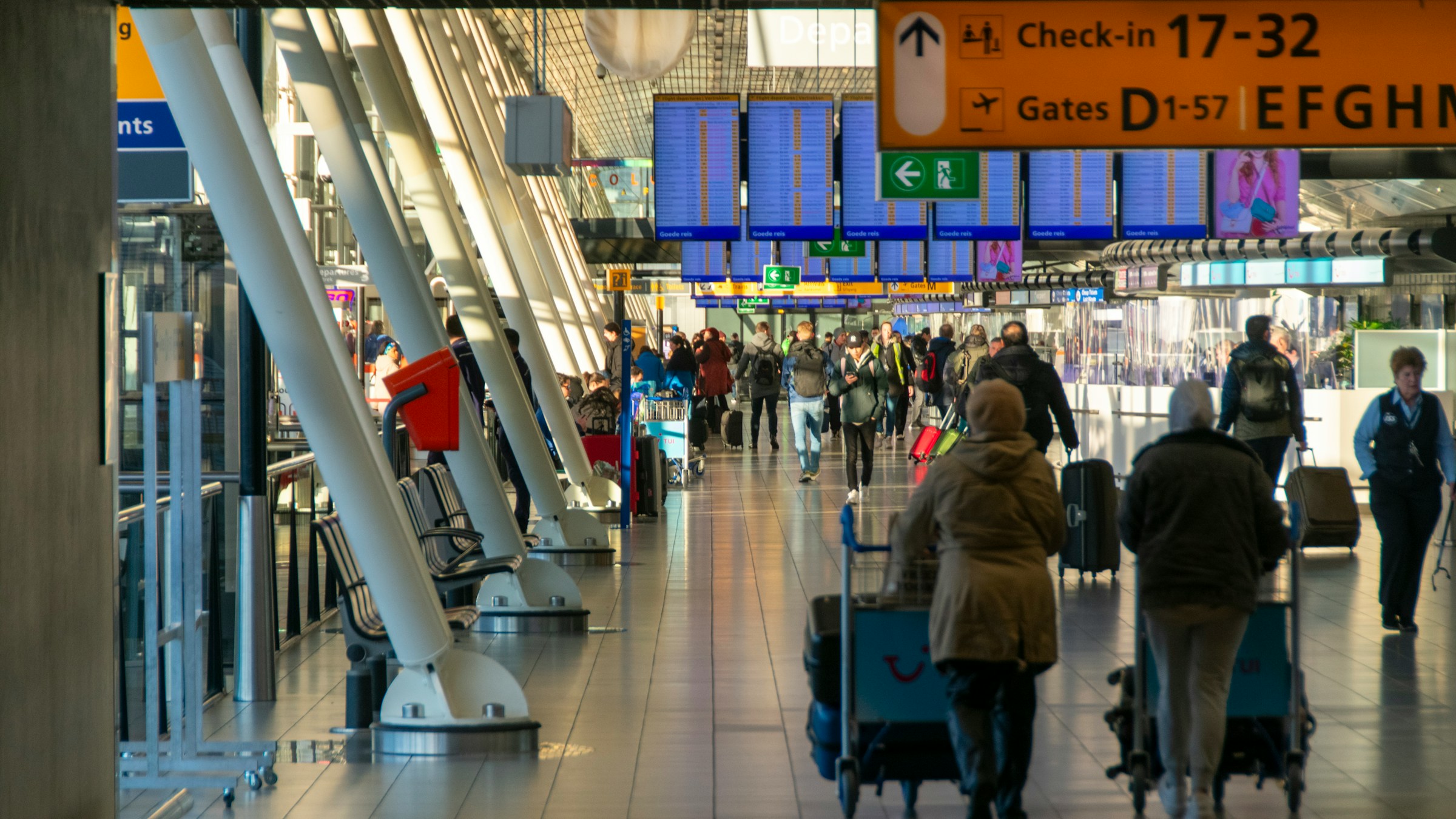 Reizigers bij de check-in op de luchthaven