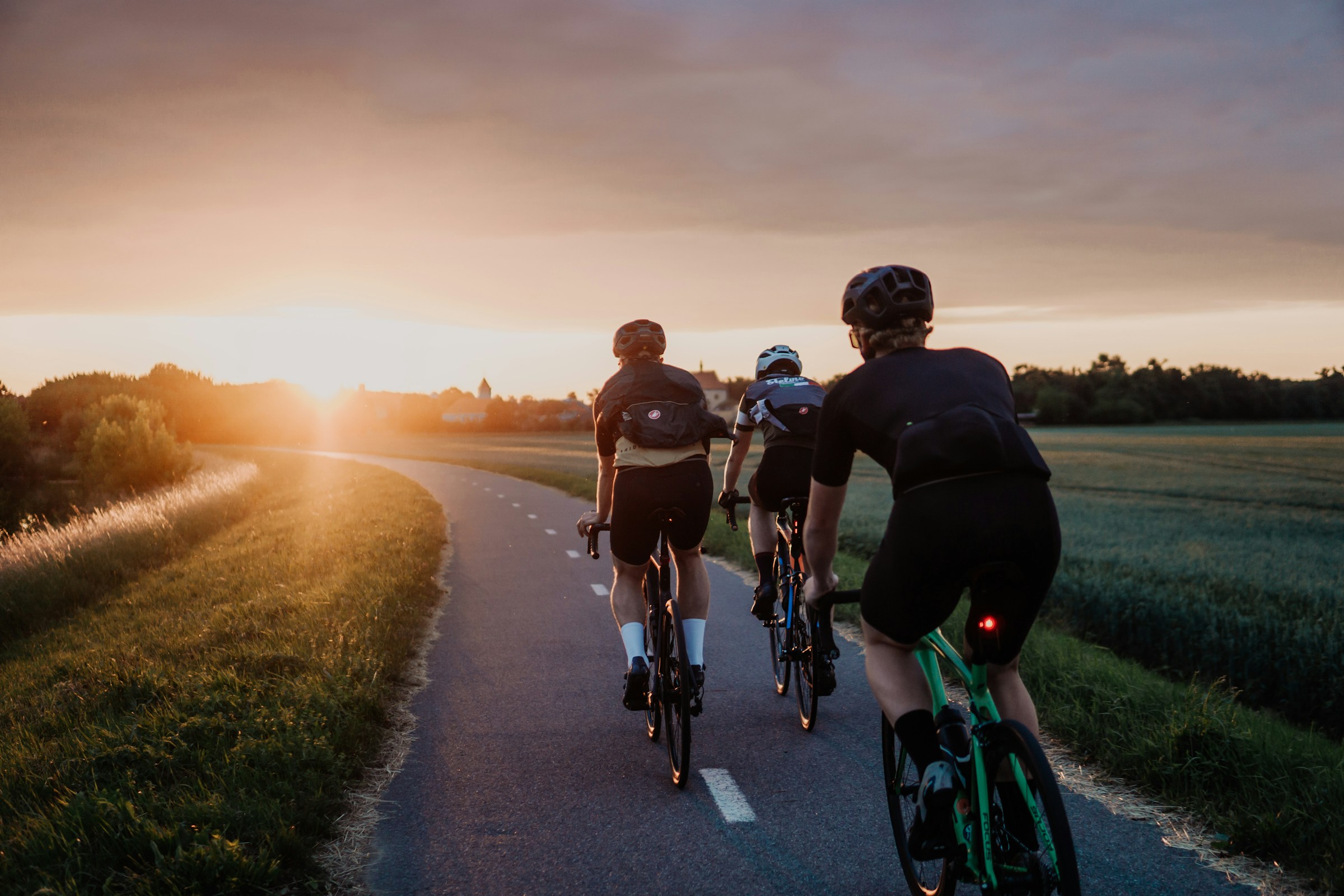 Wielergroep onderweg op de weg
