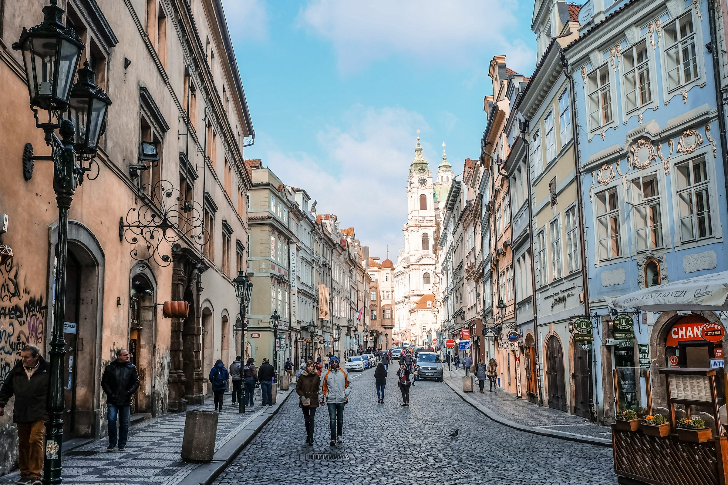 Reizigers in een Europese stadsstraat
